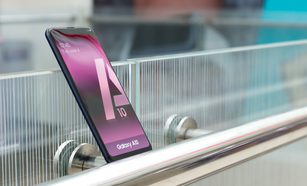 Imagem: Galaxy A10 tem design moderno, com bordas finas ao redor do display. Créditos: N.Z.Photography/Shutterstock Imagem: Galaxy A10 tem design moderno, com bordas finas ao redor do display. Créditos: N.Z.Photography/Shutterstock