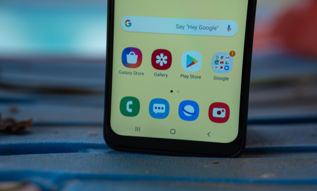 Imagem: Galaxy A10 tem bordas finas ao redor do display. Créditos: Lukmanazis/Shutterstock Imagem: Galaxy A10 tem bordas finas ao redor do display. Créditos: Lukmanazis/Shutterstock