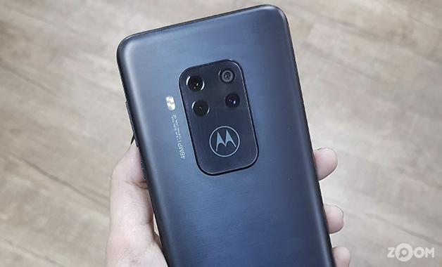 Imagem: Motorola One Zoom é uma opção de celular intermediário com câmera quádrupla. Créditos: Ana Marques/Zoom Imagem: Motorola One Zoom é uma opção de celular intermediário com câmera quádrupla. Créditos: Ana Marques/Zoom