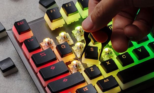 Muitos teclados têm uma ferramenta para facilitar a retirada das teclas. (Foto: Divulgação/ HyperX) Muitos teclados têm uma ferramenta para facilitar a retirada das teclas. (Foto: Divulgação/ HyperX)