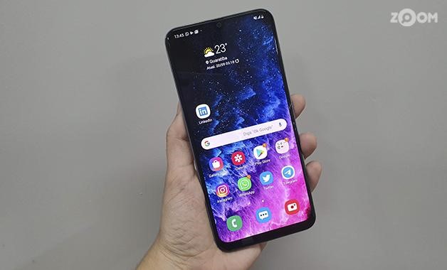Foto: Galaxy A50 tem o melhor custo-benefício entre os intermediários Samsung. Créditos: Ana Marques/Zoom Foto: Galaxy A50 tem o melhor custo-benefício entre os intermediários Samsung. Créditos: Ana Marques/Zoom