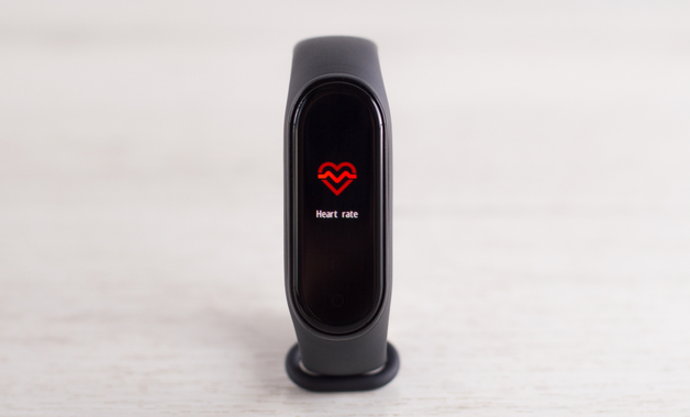 Xiaomi Mi Band 4 conta com monitoramento cardíaco. Imagem: Kira Budaieva/Shutterstock